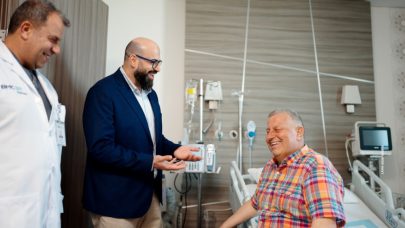 جراحة مبتكرة تنقذ حياة مريض بولندي من سرطان الكبد في مدينة برجيل الطبية بأبوظبي