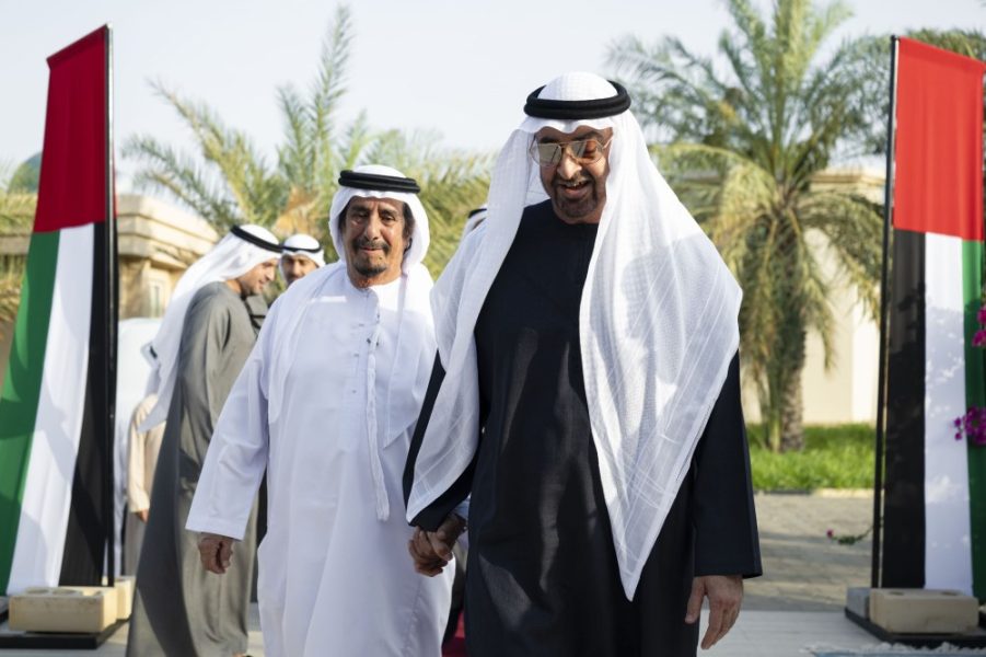 رئيس الدولة يزور محمد خميس بن روية الخييلي في العين