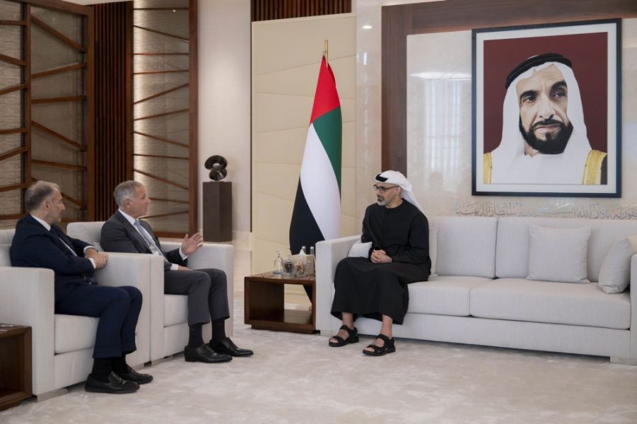 خالد بن محمد بن زايد والرئيس التنفيذي لمجموعة “إتش إس بي سي” يبحثان آفاق التعاون المشترك