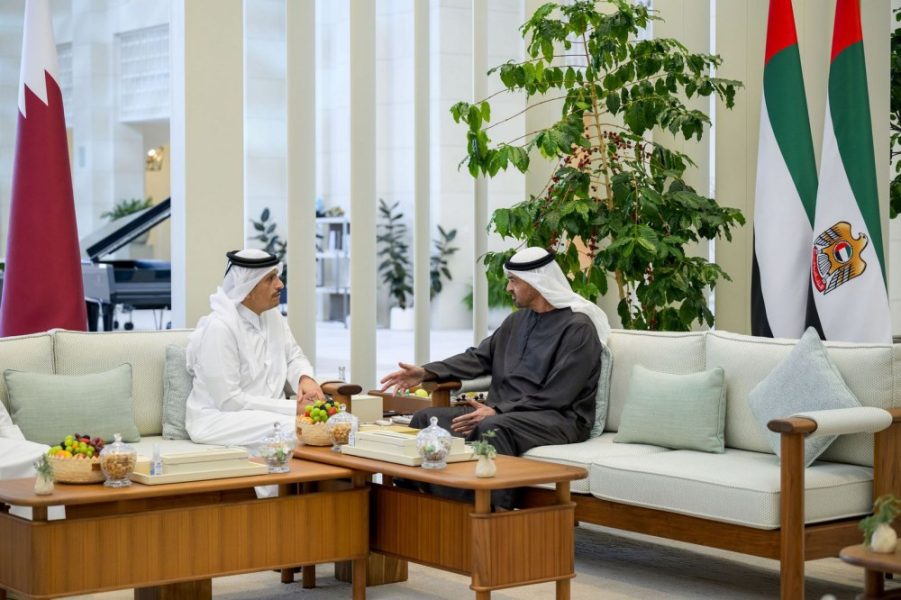 رئيس الدولة يبحث مع رئيس مجلس الوزراء وزير خارجية قطر العلاقات الأخوية بين البلدين