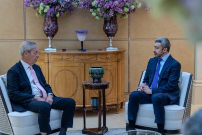 عبدالله بن زايد يلتقي عضواً بالبرلمان البريطاني ويبحثان العلاقات الاستراتيجية بين البلدين
