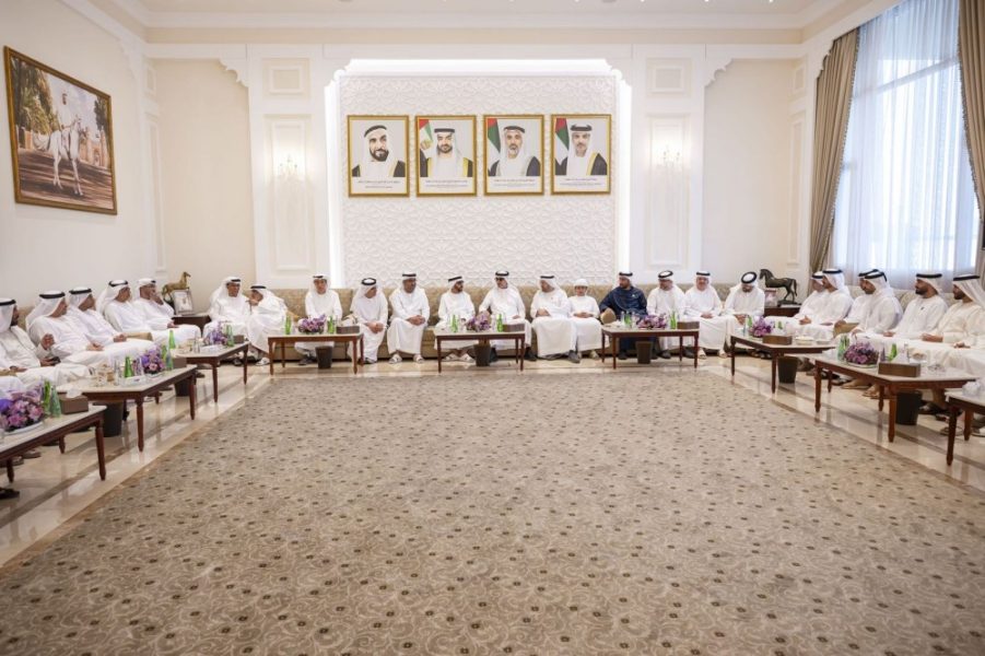هزاع بن زايد يزور محمد أحمد المحمود في مجلسه بمنطقة العين