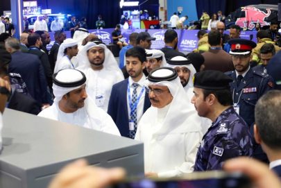 وزير الداخلية البحريني يزور جناح تسليح في معرض “آيسنار 2026”