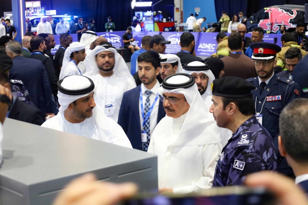 وزير الداخلية البحريني يزور جناح تسليح في معرض “آيسنار 2026”