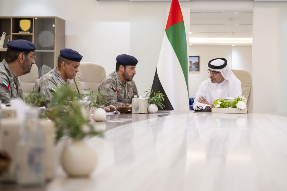 هزاع بن زايد يزور مديرية شرطة منطقة العين ويطّلع على برامجها التطويرية ومستوى الجاهزية الأمنية