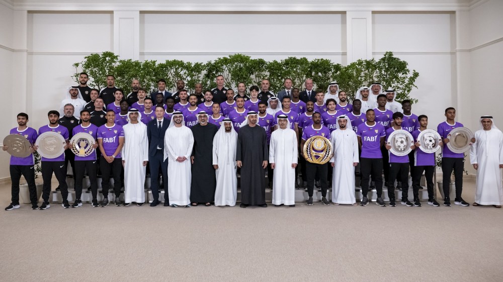 رئيس الدولة يستقبل فريق نادي العين لكرة القدم بمناسبة فوزه بلقب “دوري أدنوك للمحترفين “