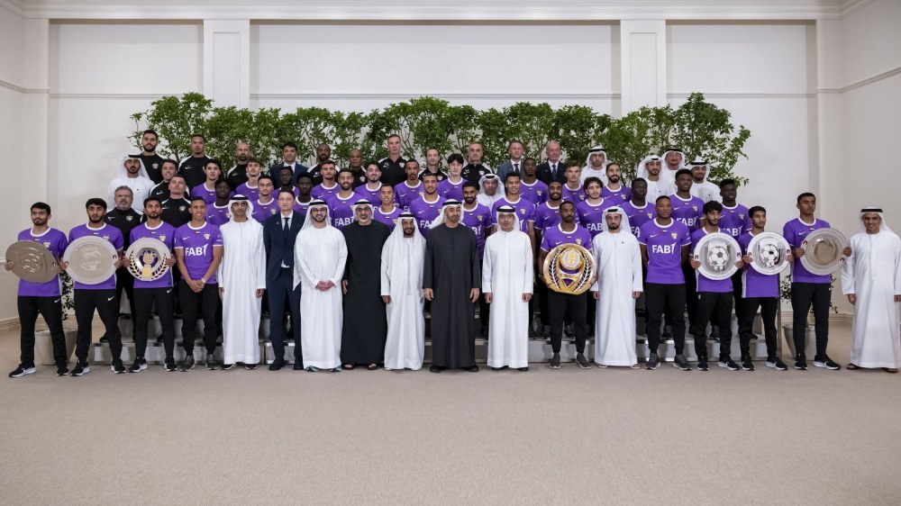 رئيس الدولة يستقبل فريق نادي العين لكرة القدم بمناسبة فوزه بلقب “دوري أدنوك للمحترفين “