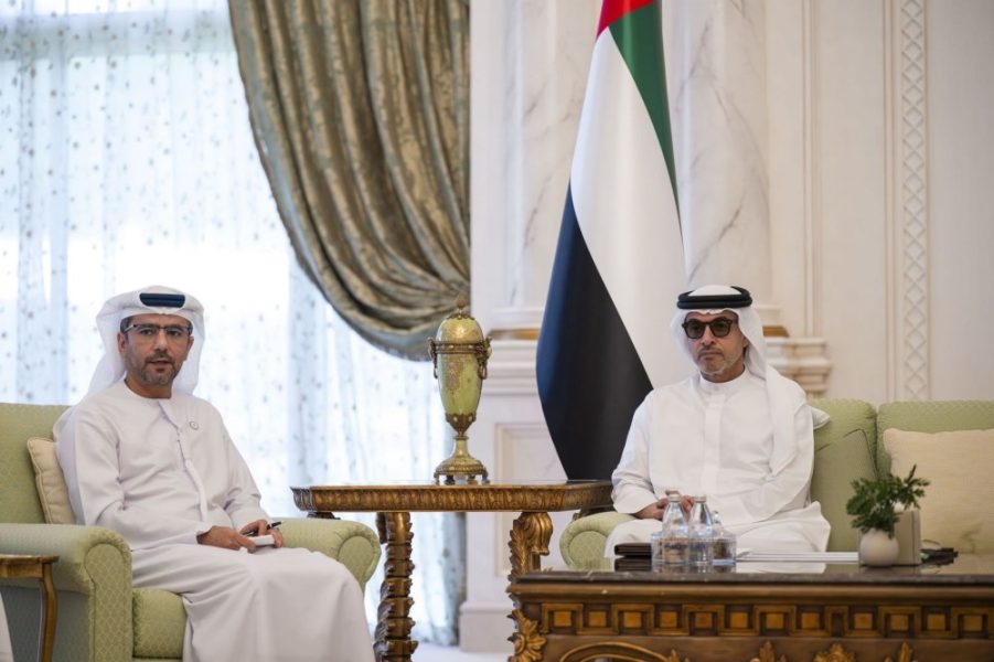 هزاع بن زايد يطّلع على مستجدات مشاريع تطوير البنية التحتية والنقل والخدمات اللوجستية في منطقة العين