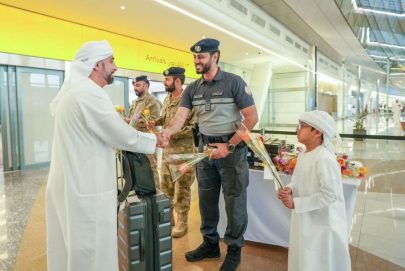 شرطة أبوظبي تستقبل الحجاج العائدين عبر مطار زايد الدولي بالورود