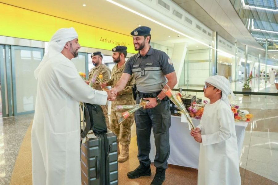 شرطة أبوظبي تستقبل الحجاج العائدين عبر مطار زايد الدولي بالورود