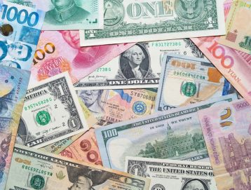 الدولار عند أعلى مستوى في شهرين وتراجع حاد للعملات المشفرة