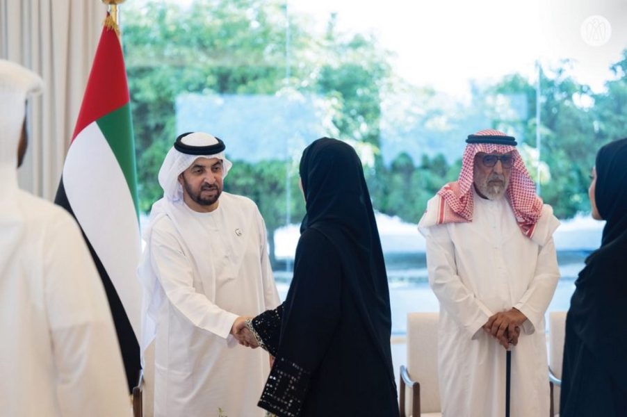 حمدان بن زايد يستقبل عدداً من المواطنين في قصر الظنة ويشيد بالكوادر المتميزة في منطقة الظفرة