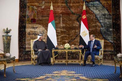 رئيس الدولة يبحث مع الرئيس المصري علاقات البلدين والتطورات الإقليمية