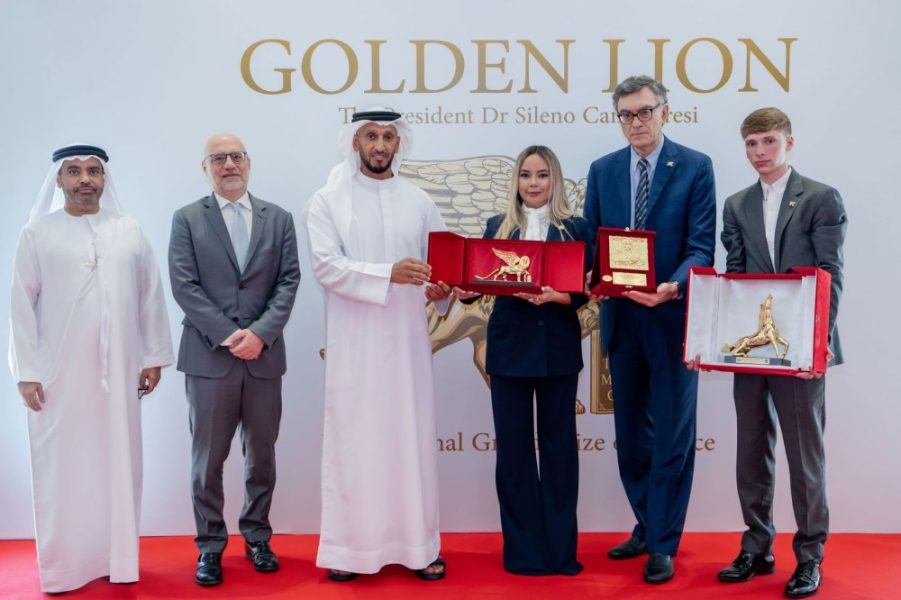 عبدالله آل حامد يتوج بثلاث جوائز ضمن الجائزة الدولية الكبرى للبندقية “الأسد الذهبي”