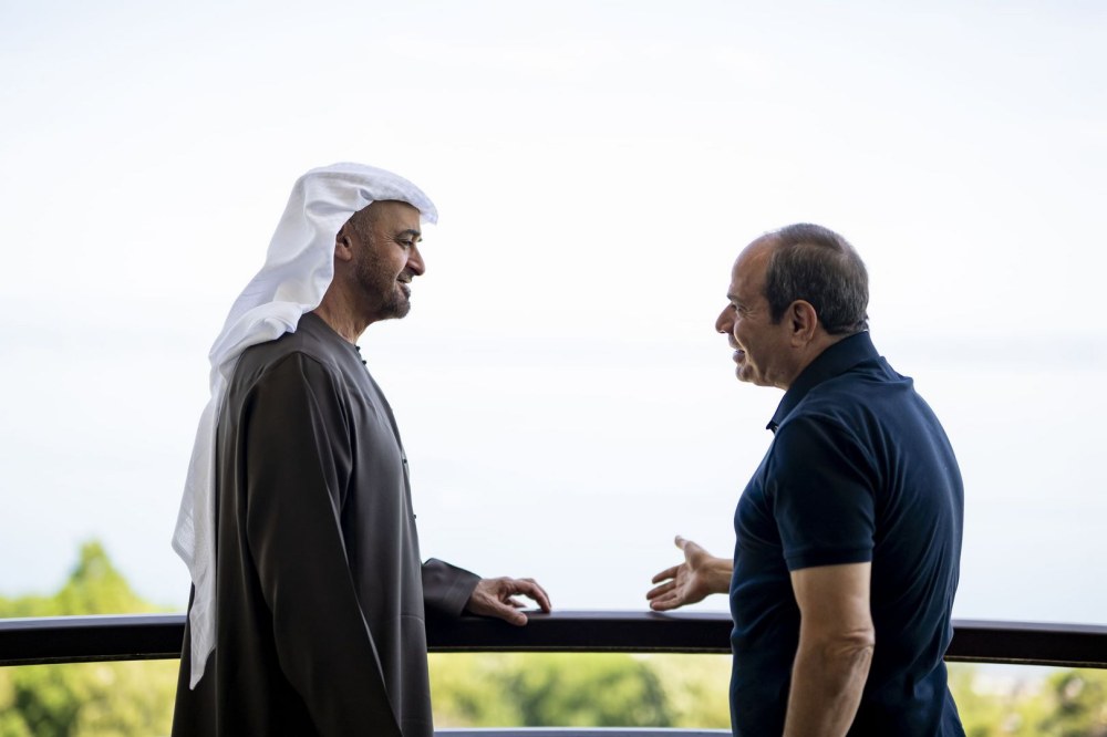 رئيس الدولة والرئيس المصري يبحثان العلاقات الأخوية ومختلف جوانب التعاون والعمل المشترك