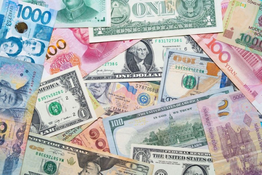 الدولار يتمسك بمستواه المرتفع