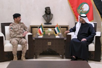 رئيس الدولة يبحث مع رئيس الأركان العامة للجيش الكويتي عدد من الموضوعات ذات الاهتمام المشترك