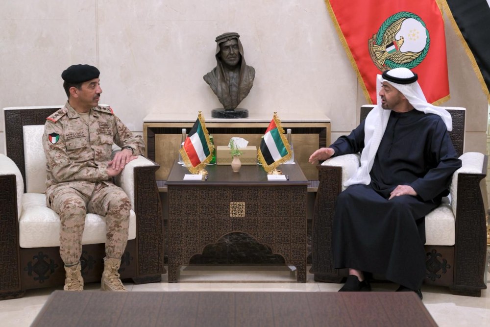 رئيس الدولة يبحث مع رئيس الأركان العامة للجيش الكويتي عدد من الموضوعات ذات الاهتمام المشترك