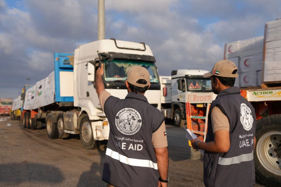 ضمن عملية “الفارس الشهم 3”.. دخول 5 قوافل مساعدات إماراتية إلى قطاع غزة تحمل 817 طنا من الطرود الغذائية ومواد الإيواء