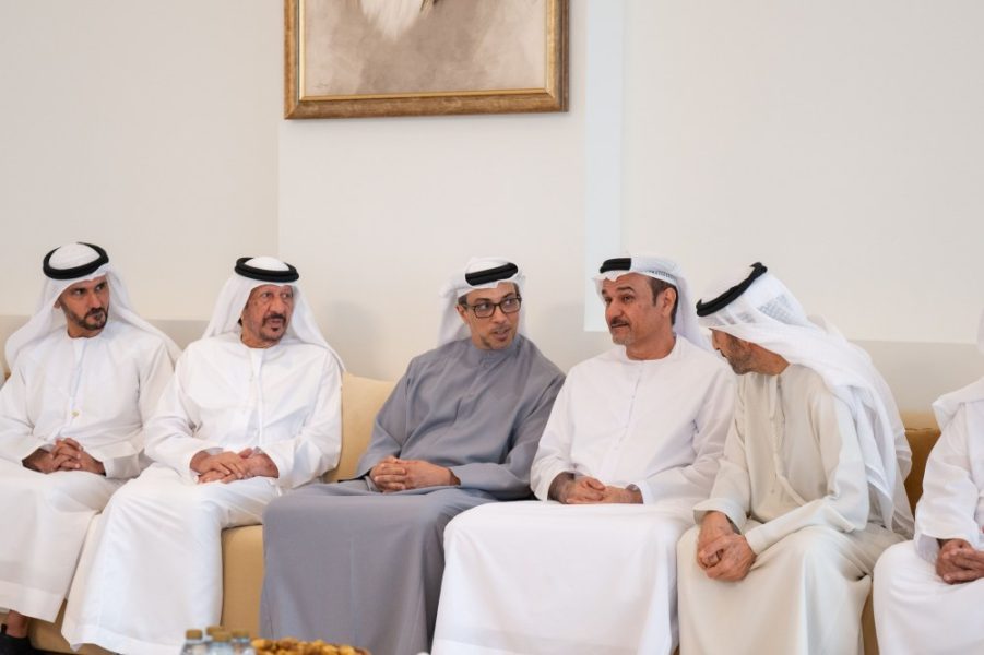 منصور بن زايد يعزي في وفاة أحمد محمد إبراهيم الحمادي وفاطمة علي أحمد