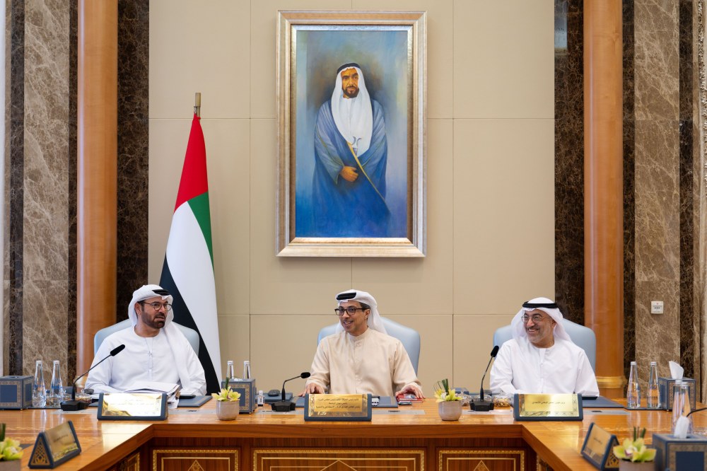 برئاسة منصور بن زايد.. المجلس الوزاري للذكاء الاصطناعي والتنمية يستعرض خطط ومشاريع التحول إلى أنظمة الذكاء الاصطناعي المساعد في الحكومة