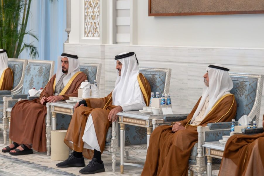 سيف بن زايد يقدم واجب العزاء إلى أمير قطر في وفاة الشيخ حمد بن خليفة آل ثاني
