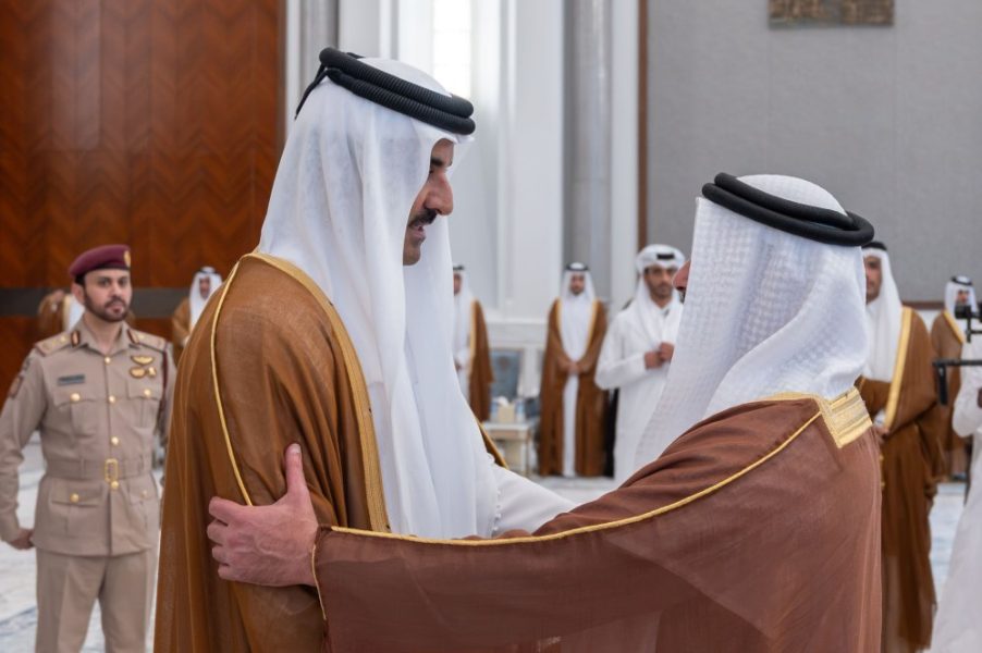 سيف بن زايد يقدم واجب العزاء إلى أمير قطر في وفاة الشيخ حمد بن خليفة آل ثاني