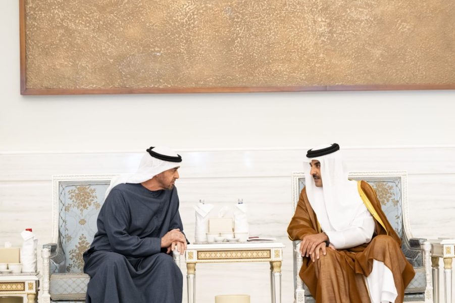 رئيس الدولة يقدم التعازي إلى أمير قطر بوفاة الشيخ حمد بن خليفة آل ثاني