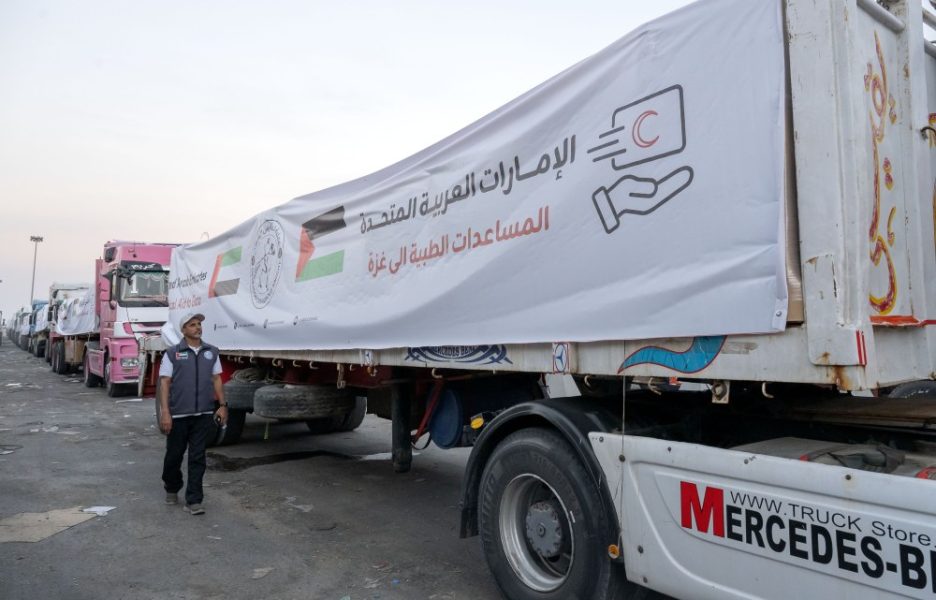 ضمن عملية “الفارس الشهم 3”.. دخول 5 قوافل مساعدات إماراتية إلى قطاع غزة تحمل 980 طناً من المساعدات الإغاثية