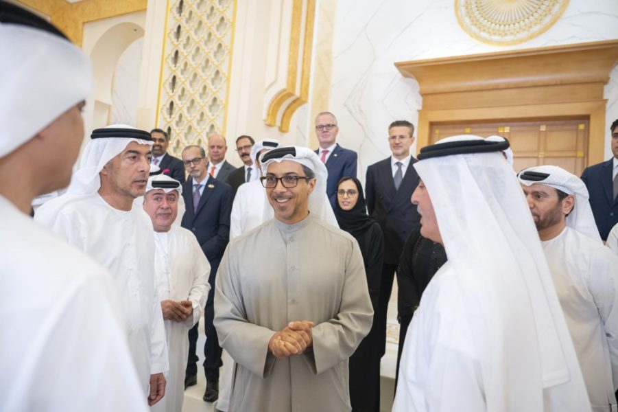 منصور بن زايد يدشن”جيوَن” أول منظومة وطنية لبطاقة المدفوعات في الدولة