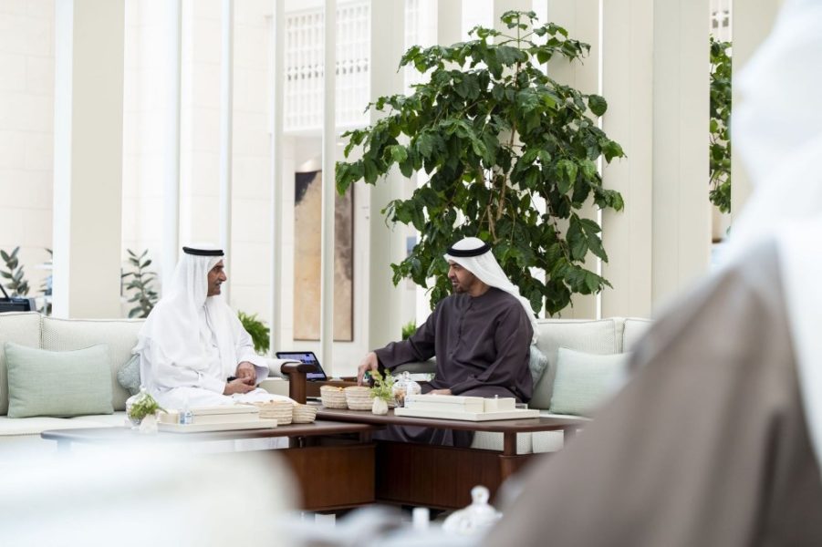 رئيس الدولة وحاكم الفجيرة يبحثان شؤون الوطن والمواطن