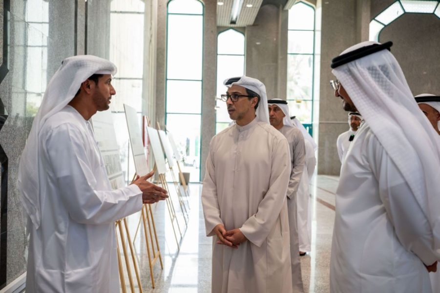 منصور بن زايد يزور مجمع زايد لبحوث الأعشاب والطب التقليدي ويطلع على برامجه البحثية وخططه المستقبلية