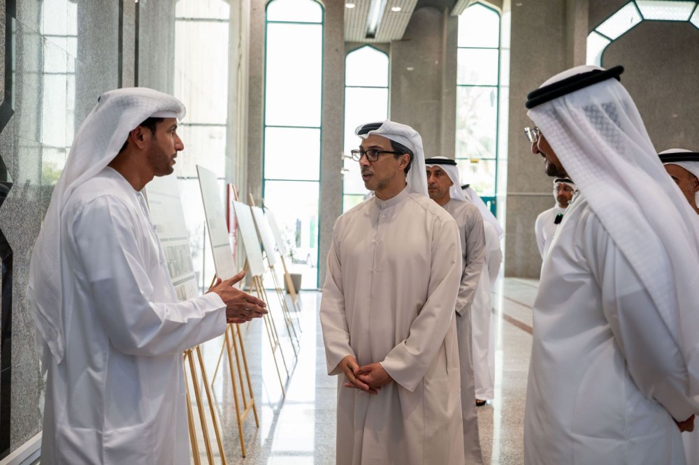 منصور بن زايد يزور مجمع زايد لبحوث الأعشاب والطب التقليدي ويطلع على برامجه البحثية وخططه المستقبلية