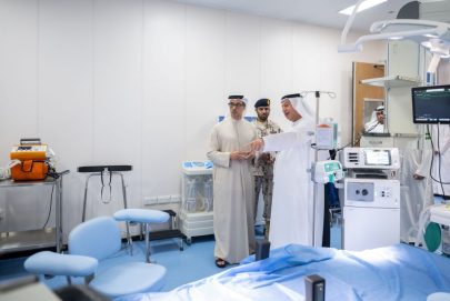 منصور بن زايد يتفقد المستشفى العائم ويطلع على جاهزيته للاستجابة الطبية الطارئة وتعزيز الجهود الإنسانية