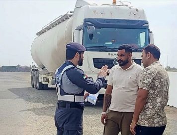 شرطة أبوظبي تدعو سائقي الشاحنات إلى الالتزام باشتراطات السلامة والقيادة الآمنة