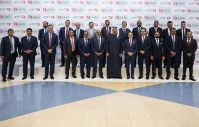 خلال جولة في أحد المراكز التجارية في أبوظبي .. رئيس الدولة يلتقي يوسف علي وعدداً من العاملين في مجموعة اللولو