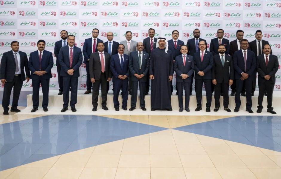 خلال جولة في أحد المراكز التجارية في أبوظبي .. رئيس الدولة يلتقي يوسف علي وعدداً من العاملين في مجموعة اللولو