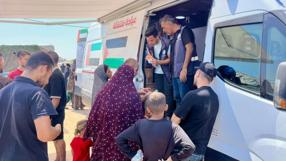 العيادة الطبية المتنقلة تواصل تقديم خدماتها الصحية لأهالي قطاع غزة
