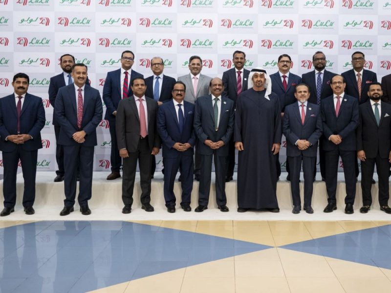 رئيس الدولة يلتقي يوسف علي وعدداً من العاملين في مجموعة اللولو