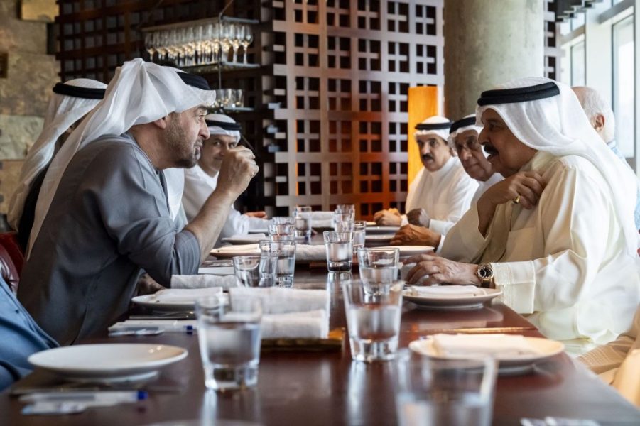 رئيس الدولة وملك البحرين يبحثان العلاقات الأخوية والتطورات الإقليمية