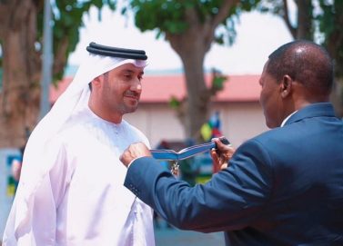 رئيس أفريقيا الوسطى يمنح رئيساً تنفيذياً لشركة إماراتية وسام الاستحقاق برتبة قائد