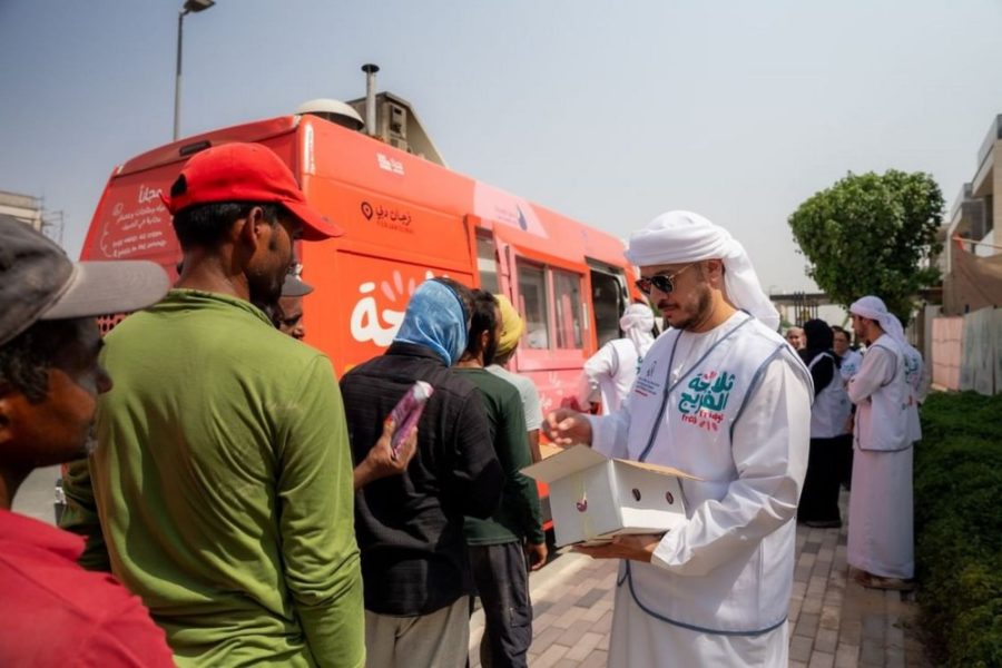 حملة “ثلاجة الفريج” بنسختها الـ 3 توزع مليون عبوة من المياه والعصائر والمثلجات على العمال في دبي