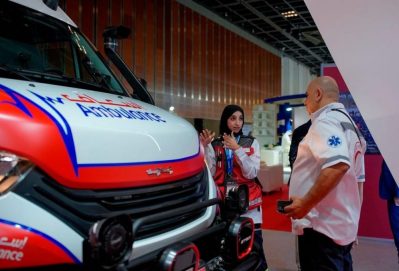 ديهاد..  “دبي لخدمات الإسعاف” تستعرض مركبتيها العزم وبولاريس