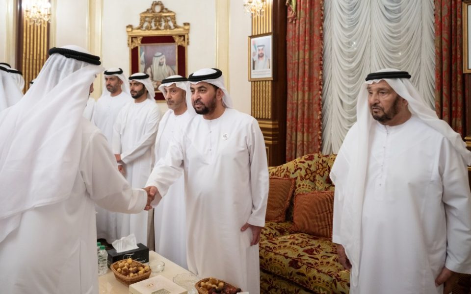 حمدان بن زايد يقدم واجب العزاء في وفاة حرم محمد بن بطي آل حامد