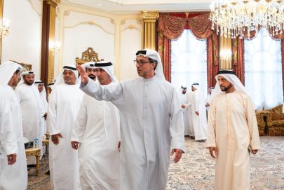 منصور بن زايد يقدم واجب العزاء في وفاة حرم محمد بن بطي آل حامد
