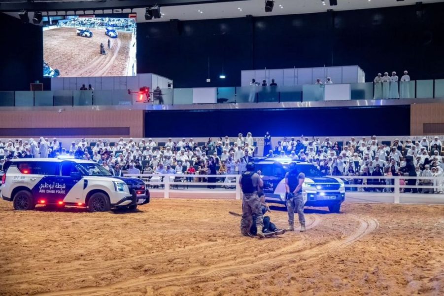 شرطة أبوظبي تستعرض سيناريو “أبوظبي أمن وسلامة” في “معرض الصيد والفروسية”