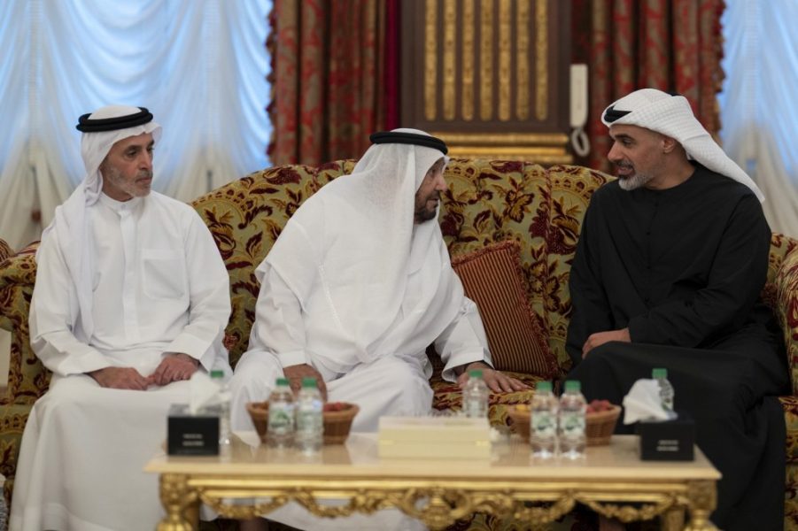خالد بن محمد بن زايد يقدم واجب العزاء في وفاة حرم محمد بن بطي آل حامد