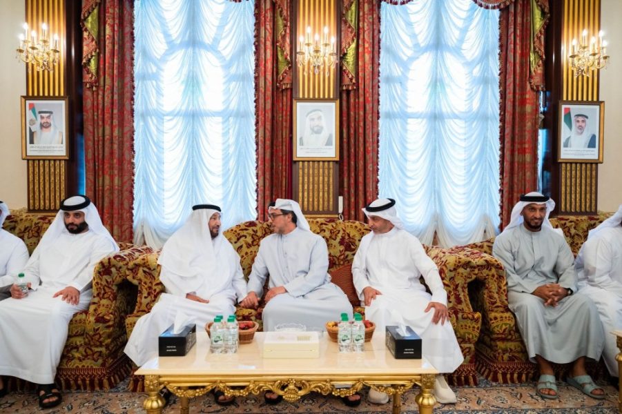 منصور بن زايد يقدم واجب العزاء في وفاة حرم محمد بن بطي آل حامد