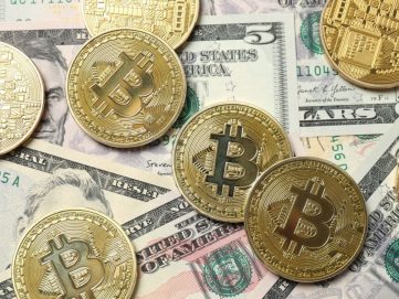 الدولار يتمسك بمستواه المرتفع وتراجع العملات المشفرة