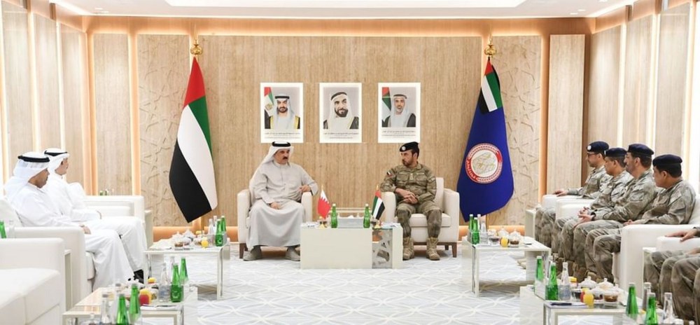 قائد عام شرطة أبوظبي يبحث وسفير البحرين تعزيز التعاون الأمني
